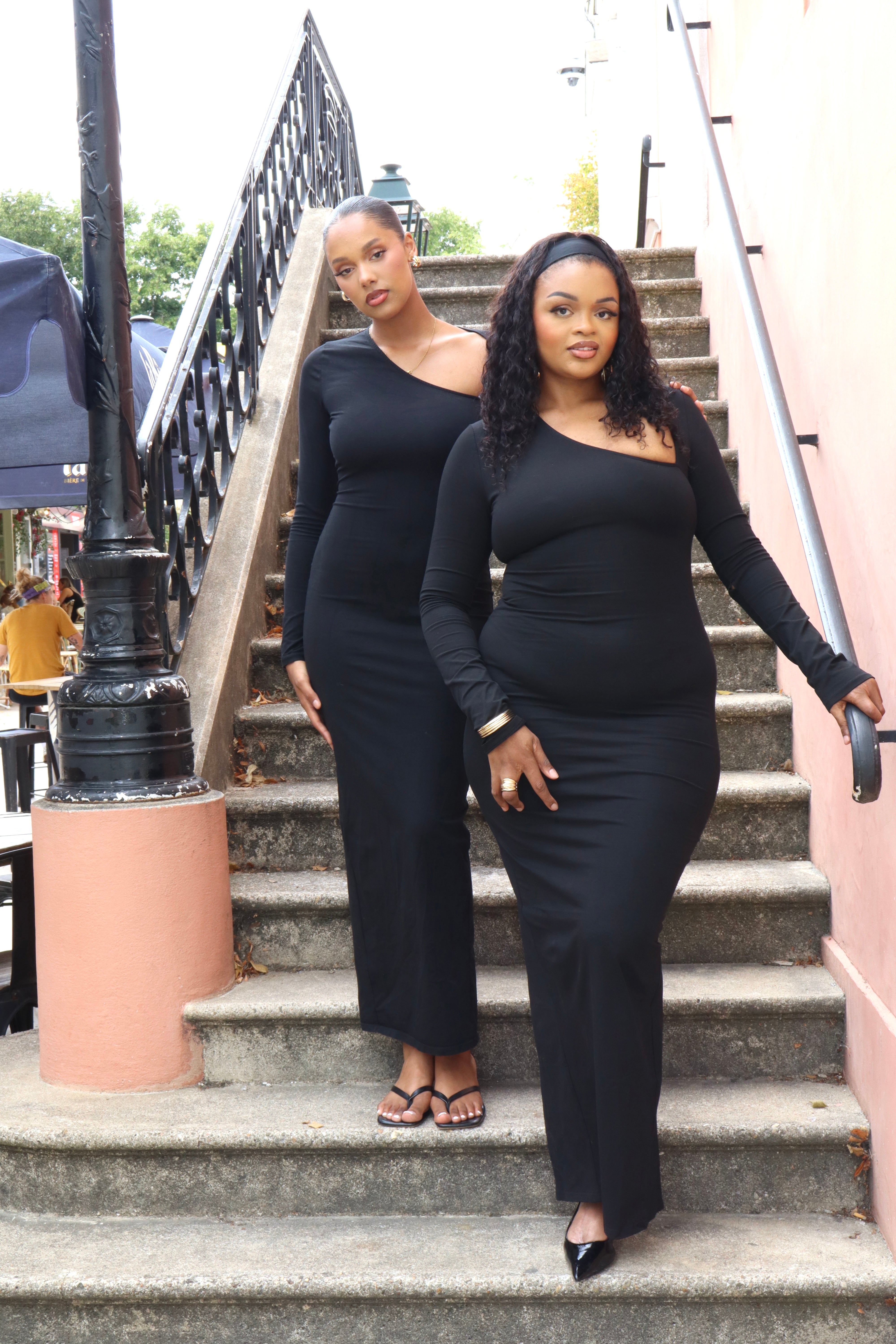 MAXI ROBE NOIRE ASYMETRIQUE À FENTE